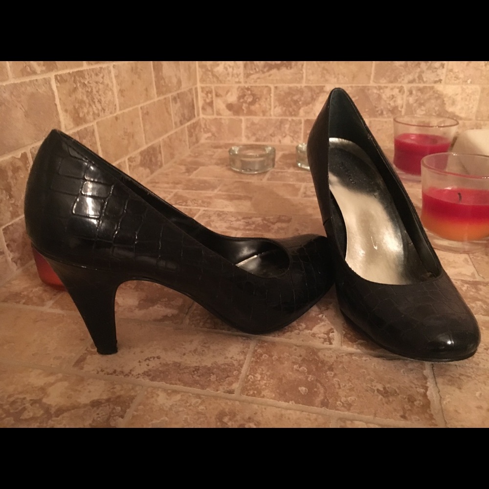 Black close toed Heels 👠